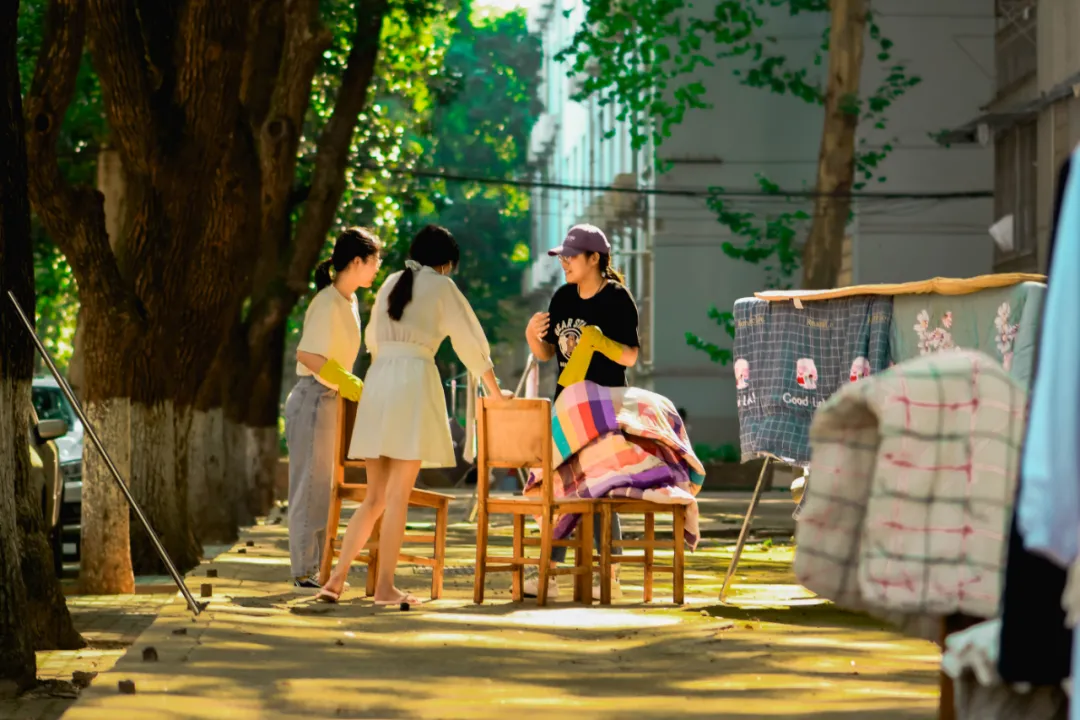 【长江日报】有光的地方就有被子！武汉高校开学花式晒被子，场面太壮观了